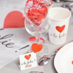 mini3-marque-invite-pique-bois-gobelet-assiette-carton-rond-serviette-chemin-table-coeur-valentin-saint-mariage-gobelet-boire-fete-ceremonie-salle-decoration-tab-.jpg