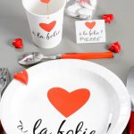 mini3-marque-invite-pique-bois-gobelet-assiette-carton-rond-serviette-chemin-table-coeur-valentin-saint-mariage-gobelet-boire-fete-ceremonie-salle-decoration-tab-3.jpg