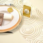 mini3-line-pois-rond-chemin-table-decoration-fete-ceremonie-invite-salle-or-argent-pas-cher-beau.jpg