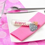 mini3-decoration-fete-table-coeur-couleur-serviette.jpg