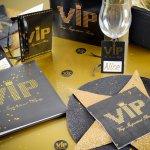 mini3-serviette-vip-or-noir-table-decoration-fete-1.jpg