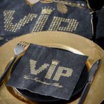 mini3-serviette-vip-or-noir-table-decoration-fete-4.jpg