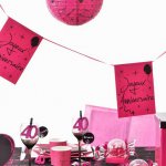 mini3-fete-salle-ambiance-table-ceremonie-anniversaire-mariage-bapteme-communion-couleur-decoration-coeur-plume-classe-joyeux-banderole-6.jpg