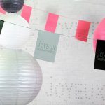 mini3-fete-salle-ambiance-table-ceremonie-anniversaire-mariage-bapteme-communion-couleur-decoration-coeur-plume-classe-joyeux-banderole-3.jpg