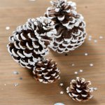 mini3-pomme-pin-sapin-bois-decoration-table-salle-fete-ceremonie-neige-hiver-noel-2.jpg