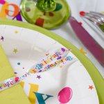 mini3-fete-anniversaire-festif-decoration-salle-table-chaise-ballon-ruban-ballotin-1.jpg
