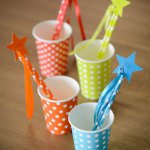 mini3-fete-ceremonie-decoration-salle-table-gobelet-carton-boire-pois-couleur-7.jpg